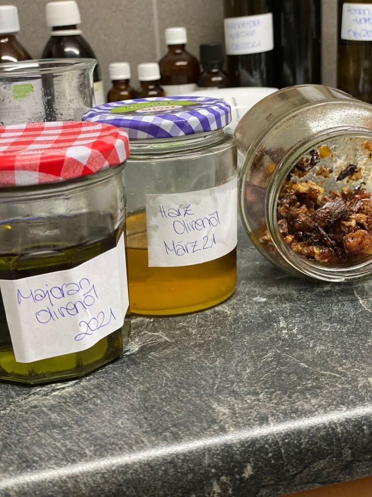 Selfmade Harz Auszug / Mazerat aus selbstgesammeltem Kiefernharz und Olivenöl auf dem Blog von Anna-Lena Tacke