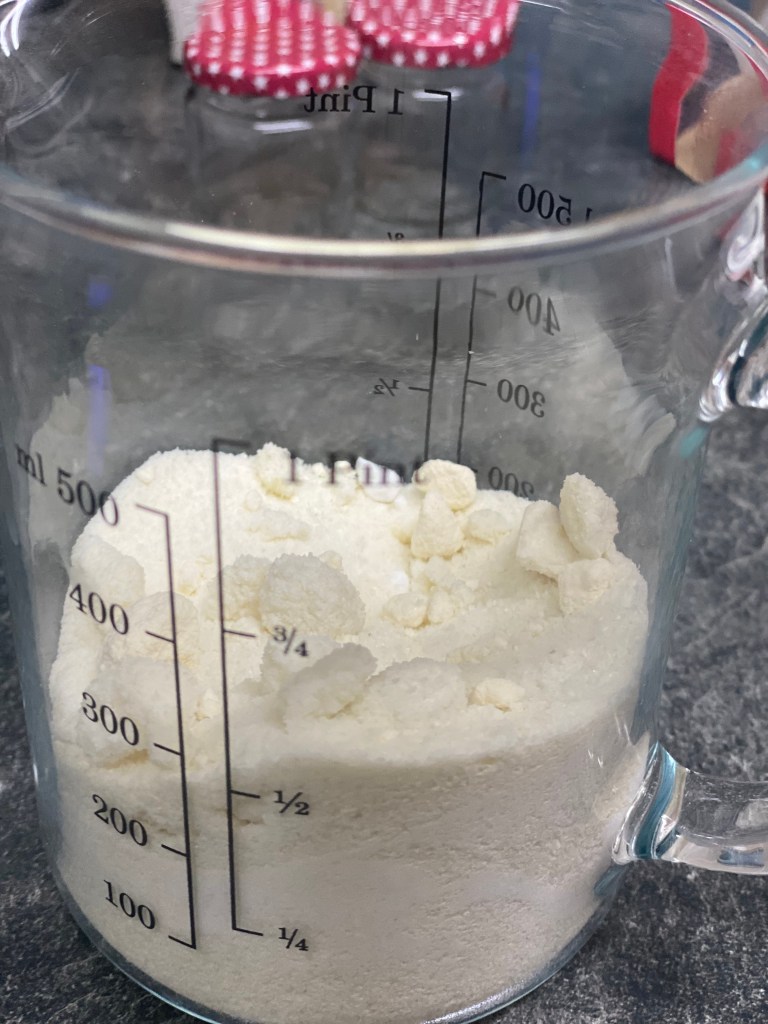 Gemisch aus Salzen und Natron für das selfmade Badesalz Naturkosmetik auf dem Blog nachhaltigerundgenuss.com von Anna-Lena Tacke