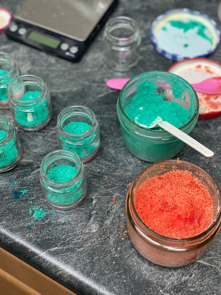 Badesalz mit Lebensmittelfarbe als selbstgemachte Alternative zu konventionellen Badesalzen mit Zusatzstoffen