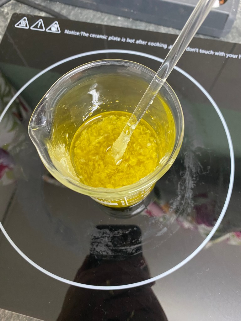 Aufschmelzen von Harz Oliven Öl und Bienenwachs auf dem Blog von Anna-Lena Tacke