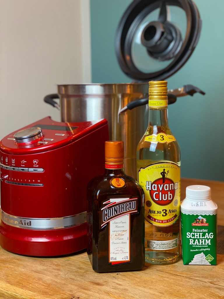 Cointreau, Havannaclub Rum, Schlagrahm für den selbstgemachten Spekulatiuslikör