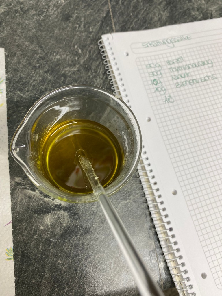 Harzmazerat, Majoranmazerat mit Bienenwachs und Lanolin aufgeschmolzen für eine selbstgemachte Erkältungssalbe 