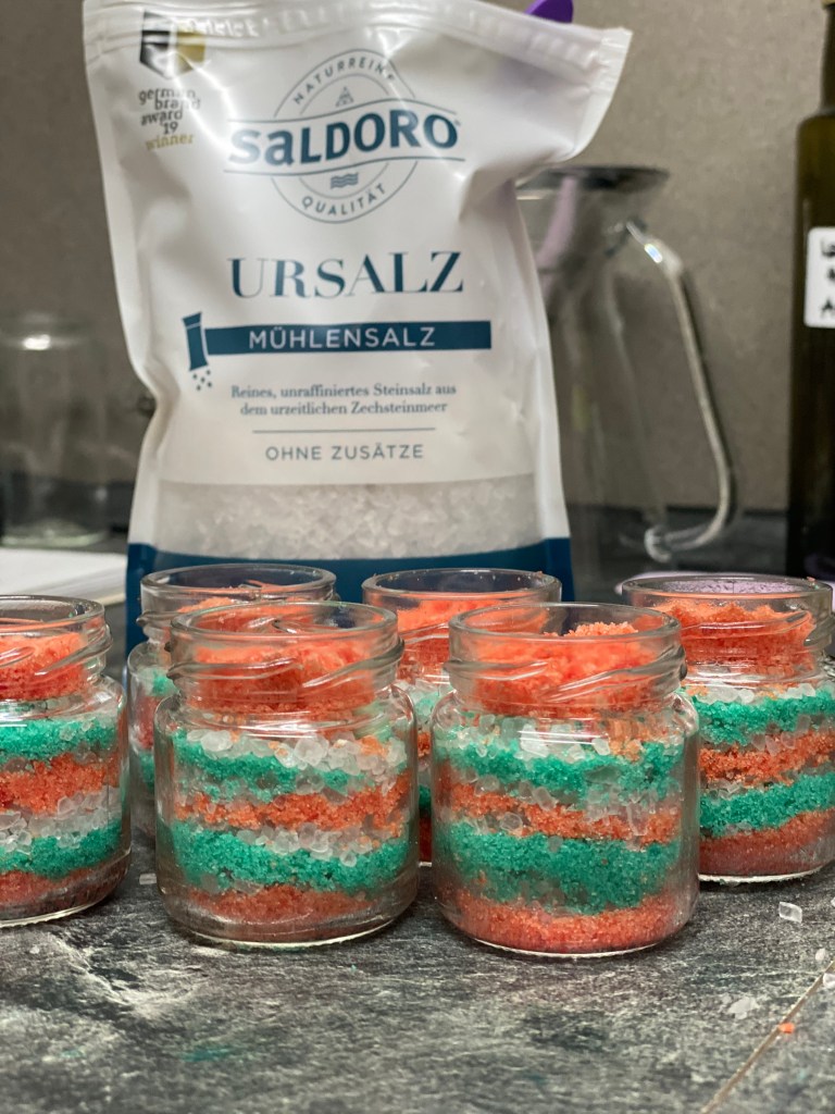 Endergebnis buntes selbstgemachtes Badesalz von Anna-Lena Tacke Bloggerin für Naturkosmetik, selfmade Produkte, Weinempfehlungen und leckere Drinks
