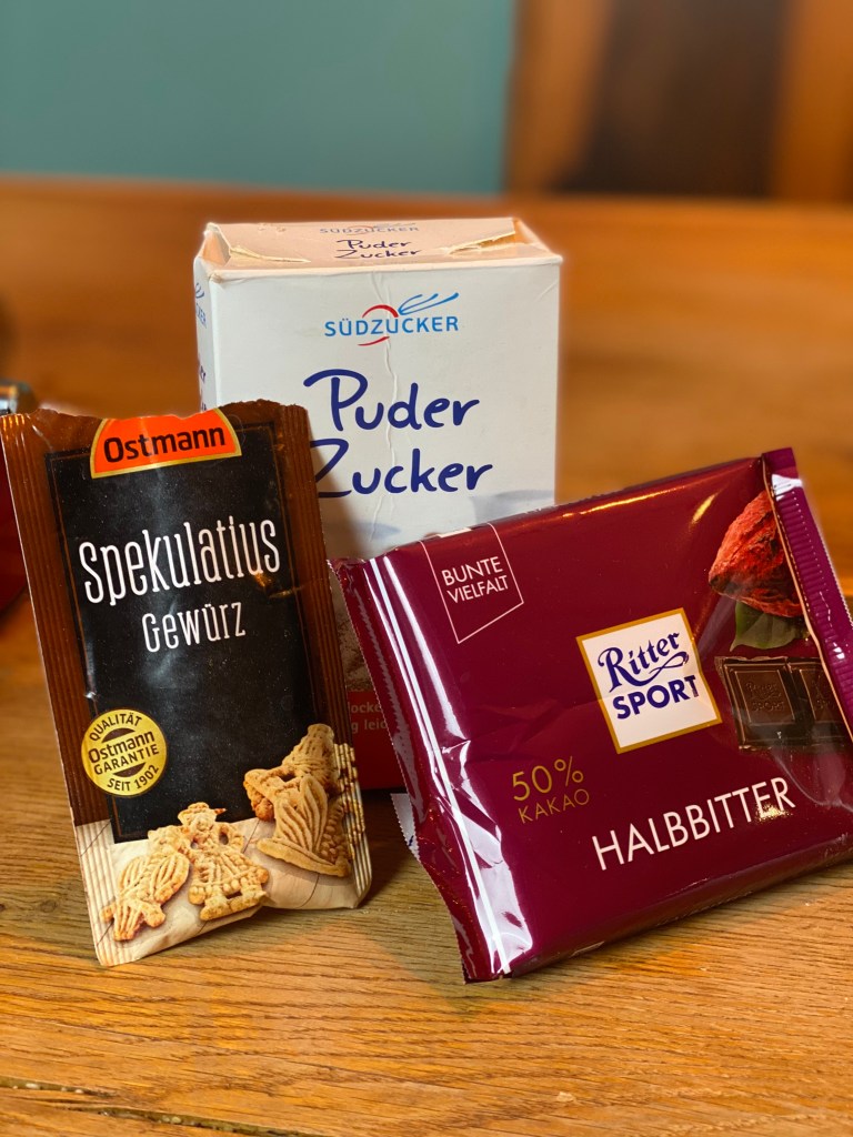 Gewürz, Puderzucker, Halbbitterschokolade für den selfmade Spekulatiuslikör von Bloggerin Anna-Lena Tacke