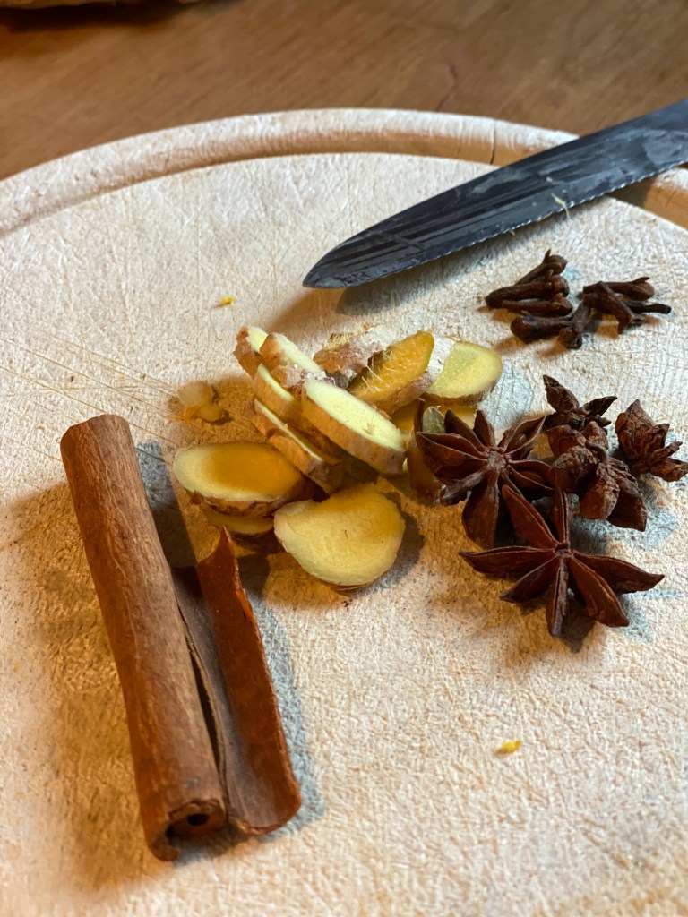 Ingwer, Nelken, Anis und Zimtstangen für selbstgemachten Glühgin