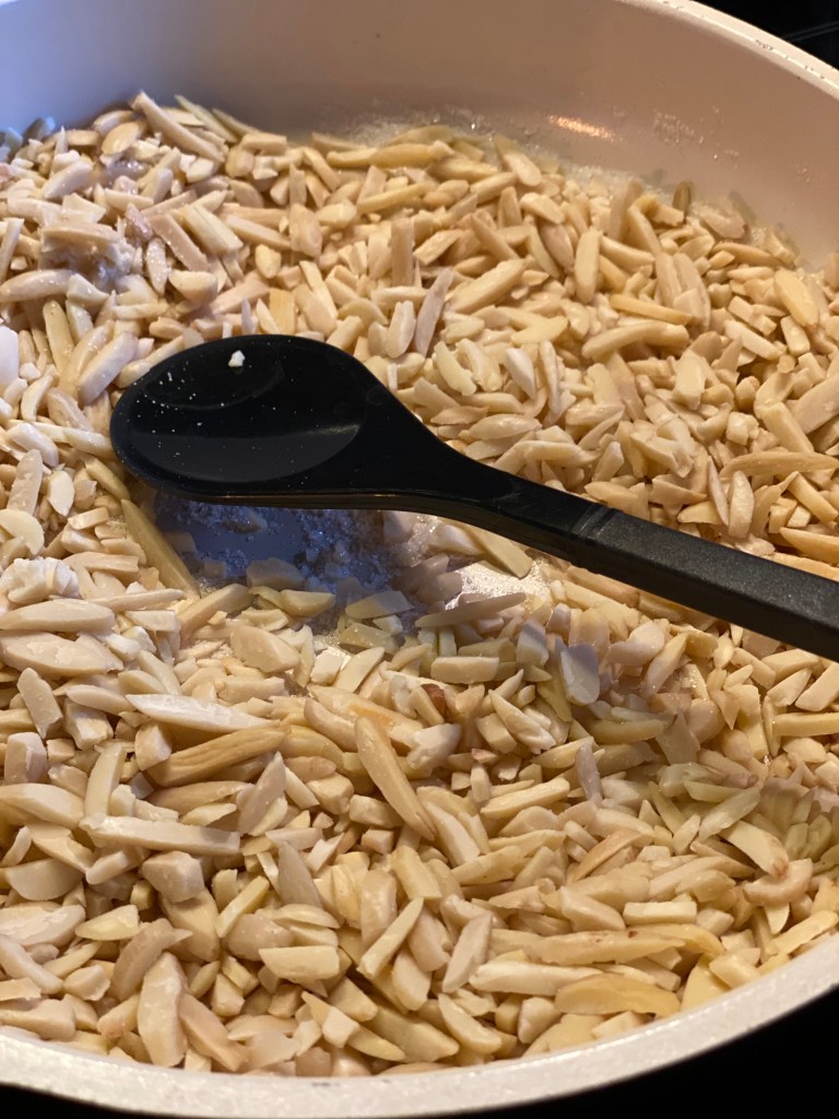 Mandeln mit Zucker in der Pfanne anrösten