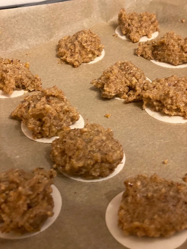 Selbstgemachte Lebkuchen auf Oblate kurz vor dem Backen