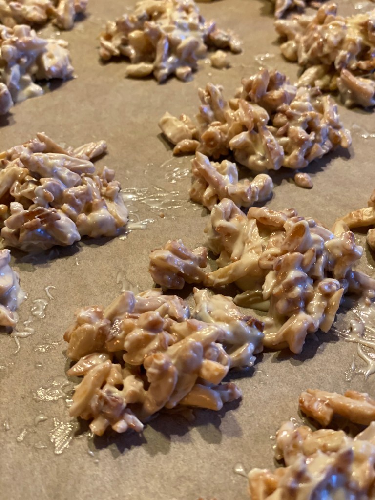 Mandeln und Schokolade auf einem Backblech verteilt