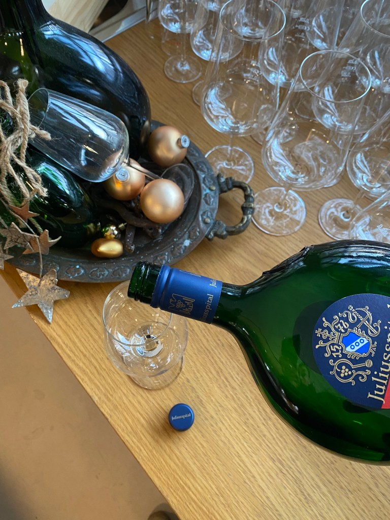 Einschenken des Vogelsburg Müller Thurgau vom Weingut Juliusspital Würzburg