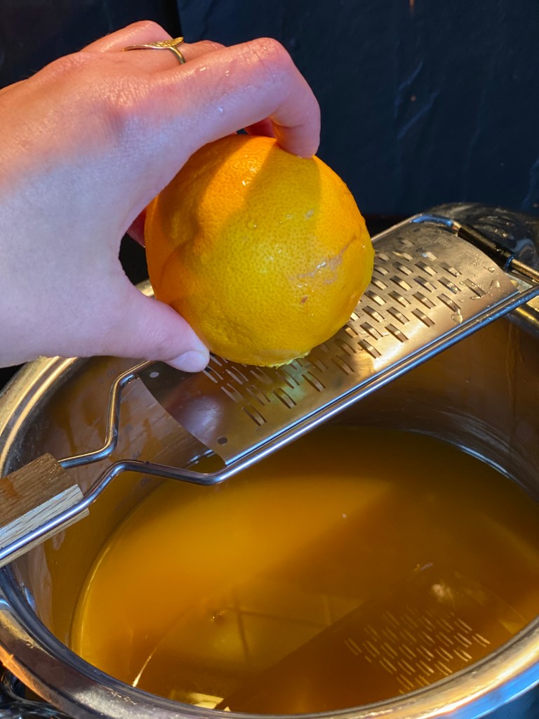 Schale der Zitrone für den selfmade Glühgin abreiben