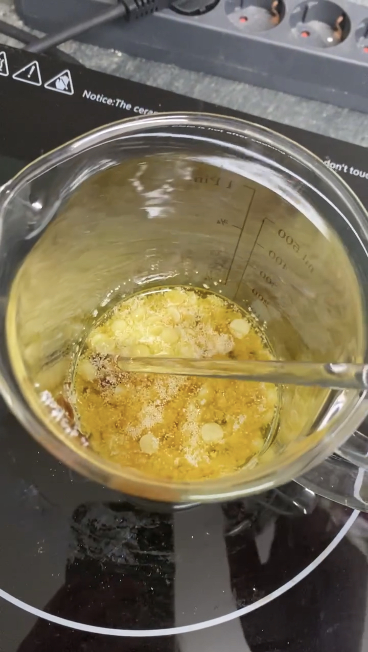 Aufschmelzen der Kakaobutter mit Cetylalkohol und Lysolecithin