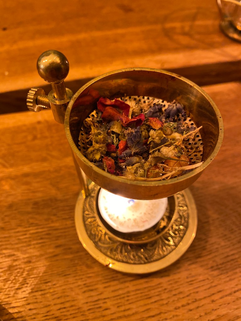 Räucherstövchen mit Lavendel, Rosenblättern, Harz und Kamille