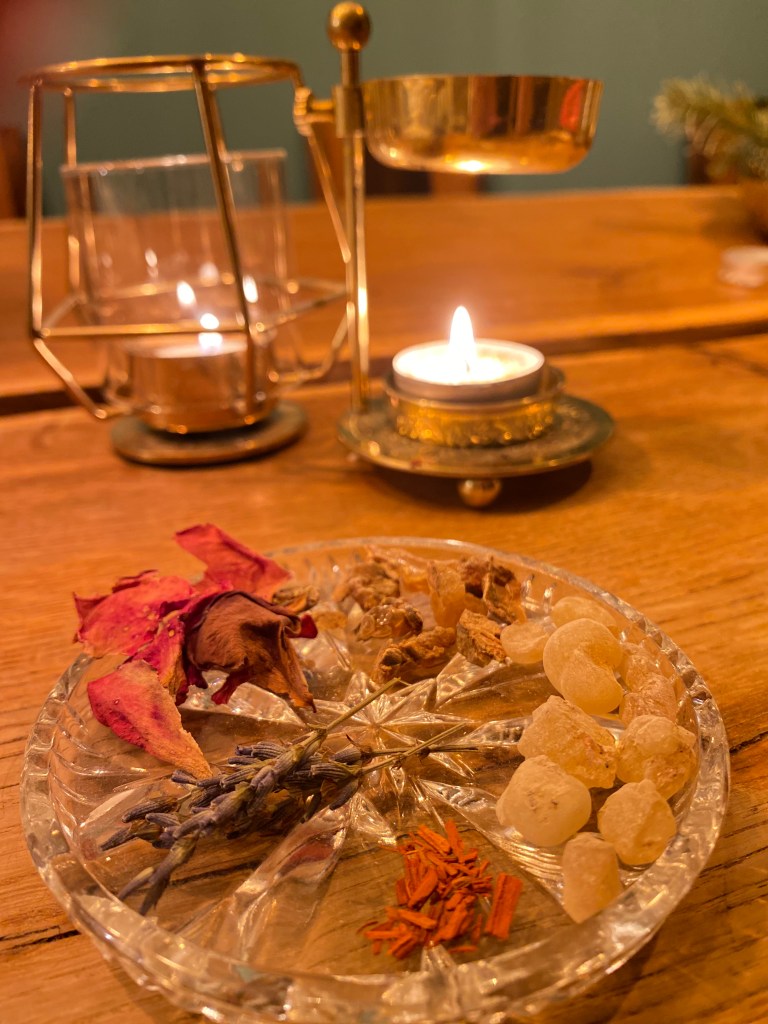 Weihrauch, Lavendel, Rosenblätter, Sandelholz und Myrre zum Räuchern