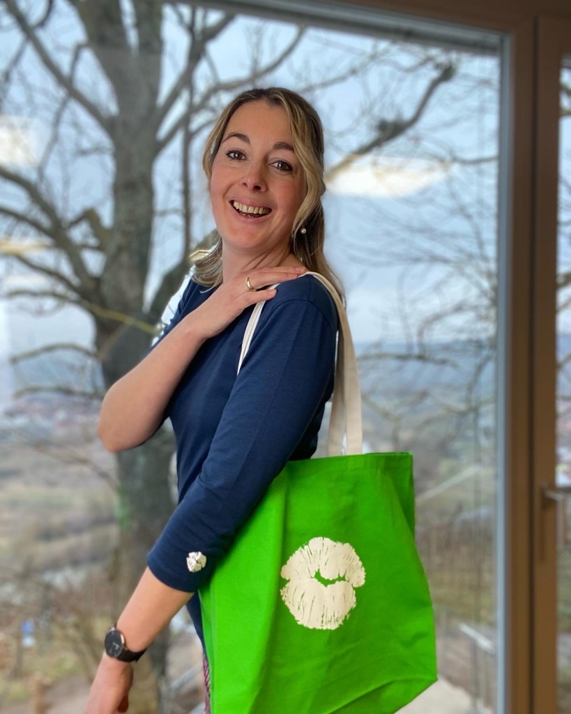 Blaues Shirt von Bio Mode und Fairtrade Label Luftkuss aus der Schweiz