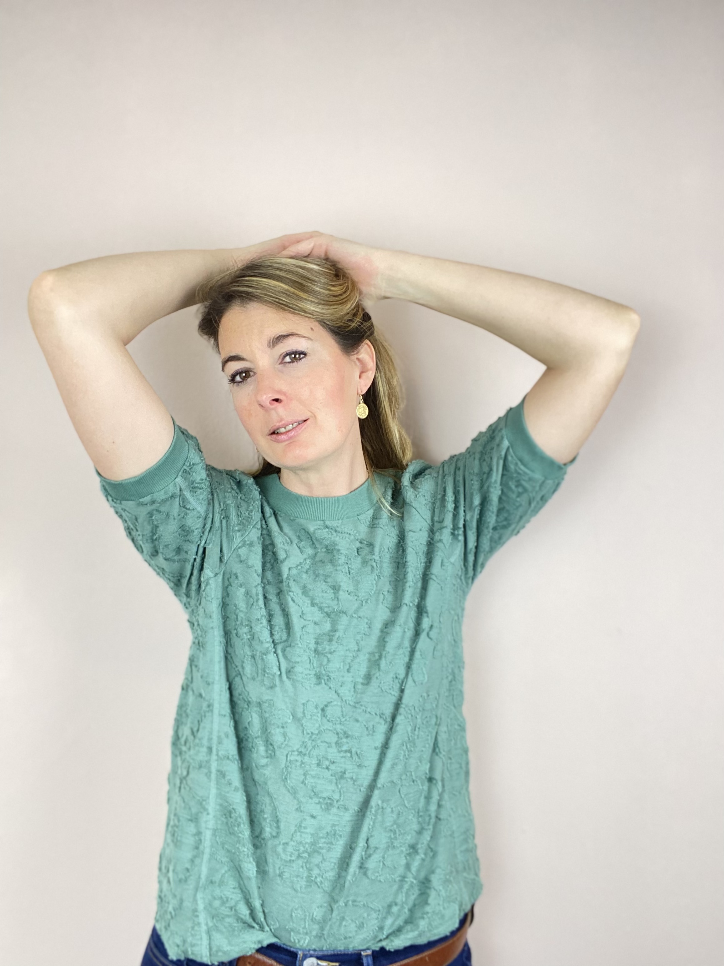 Grünes Shirt nachhaltige Mode von Hessnatur