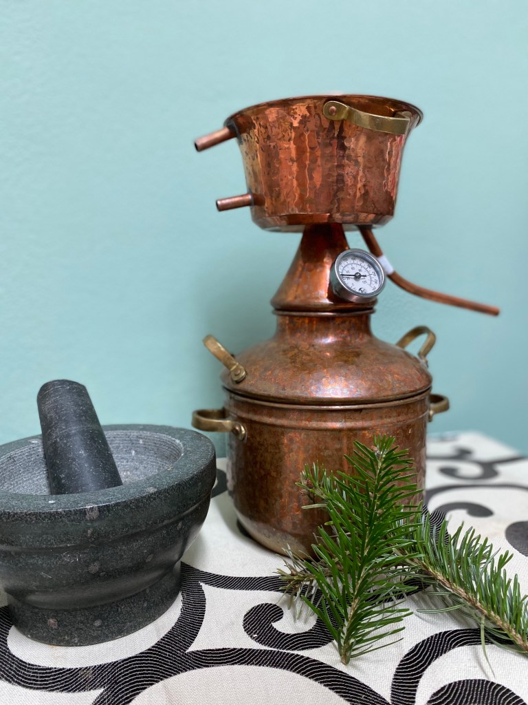 Destille und Mörser für Pflanzen Destillation für DIY Naturkosmetik und Arznei aus Pflanzen