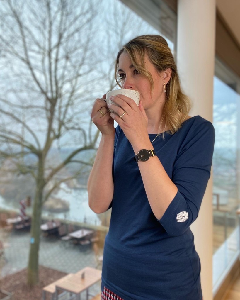 Bloggerin Anna-Lena Tacke mit blauem Luftkuss Shirt in Bioqualität