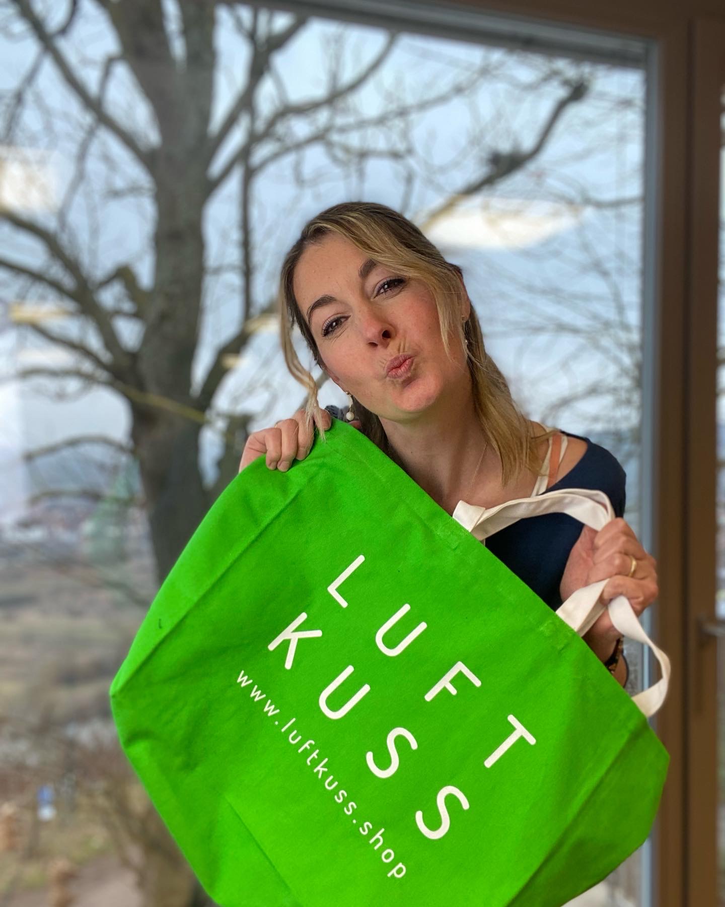Anna Lena Tacke mit grünem Luftkuss Shopper