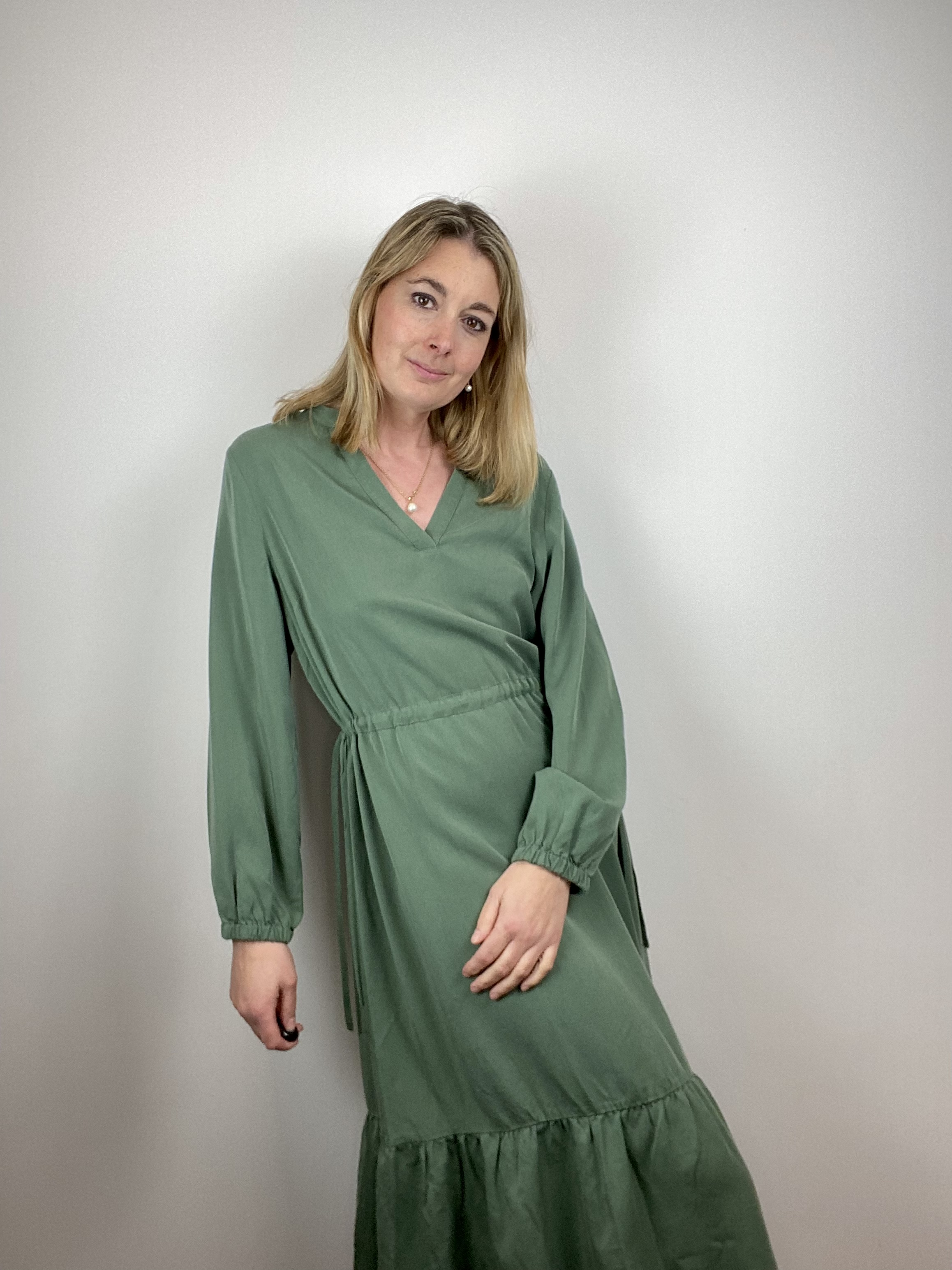 Grünes Kleid von Lovjoi und ThokkThokk aus nachhaltigem Material fair produziert