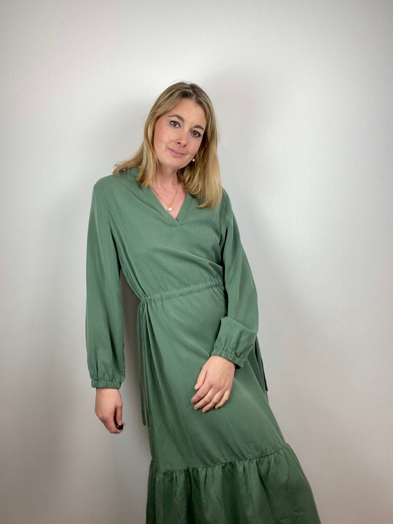 Grünes Kleid von Lovjoi und ThokkThokk aus nachhaltigem Material fair produziert