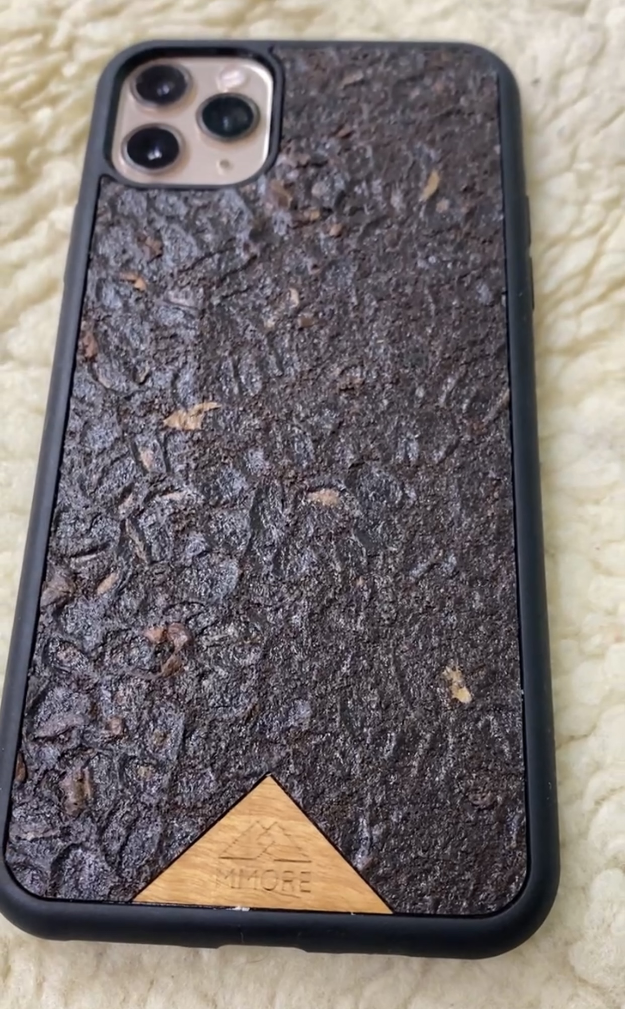 Nachhaltige Handyhülle von MMore mit gepressten Kaffeebohnen