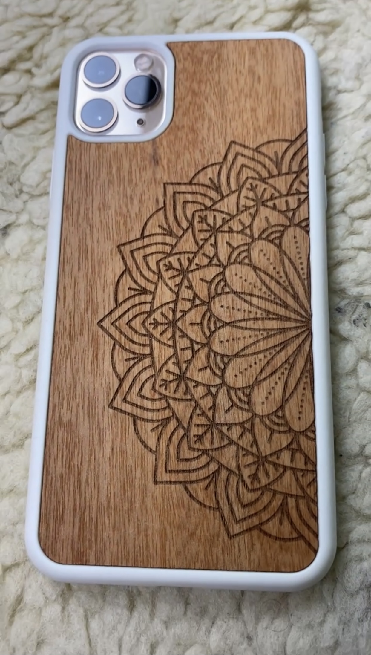 Mandala Handyhülle von MMore aus zertifiziertem Holz und Biomasse