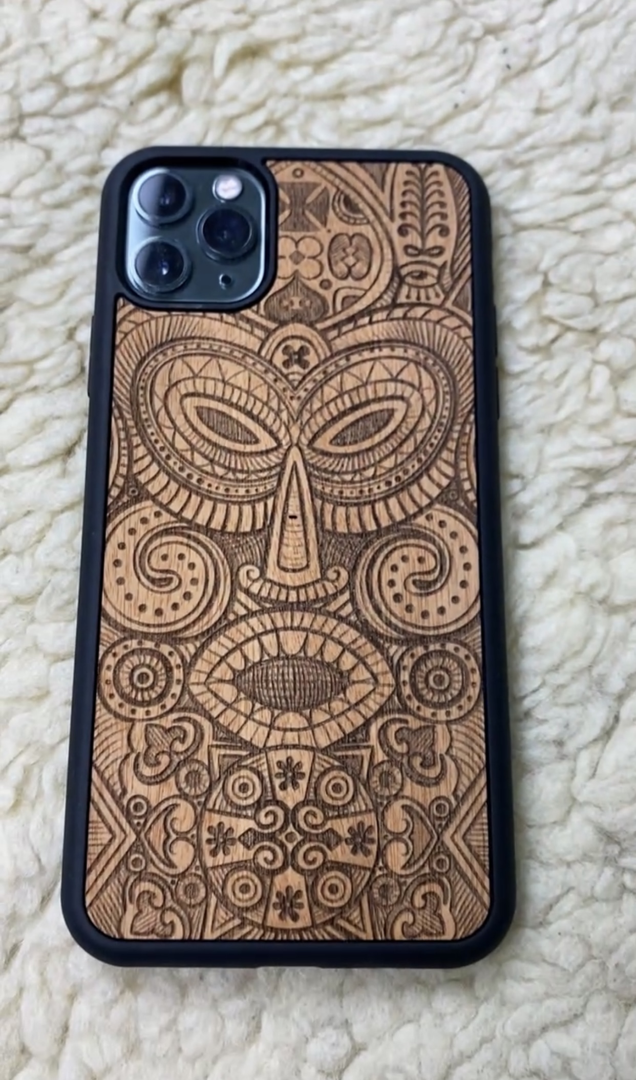 Nachhaltige Handyhülle von MMore aus Holz aus zertifiziertem Anbau