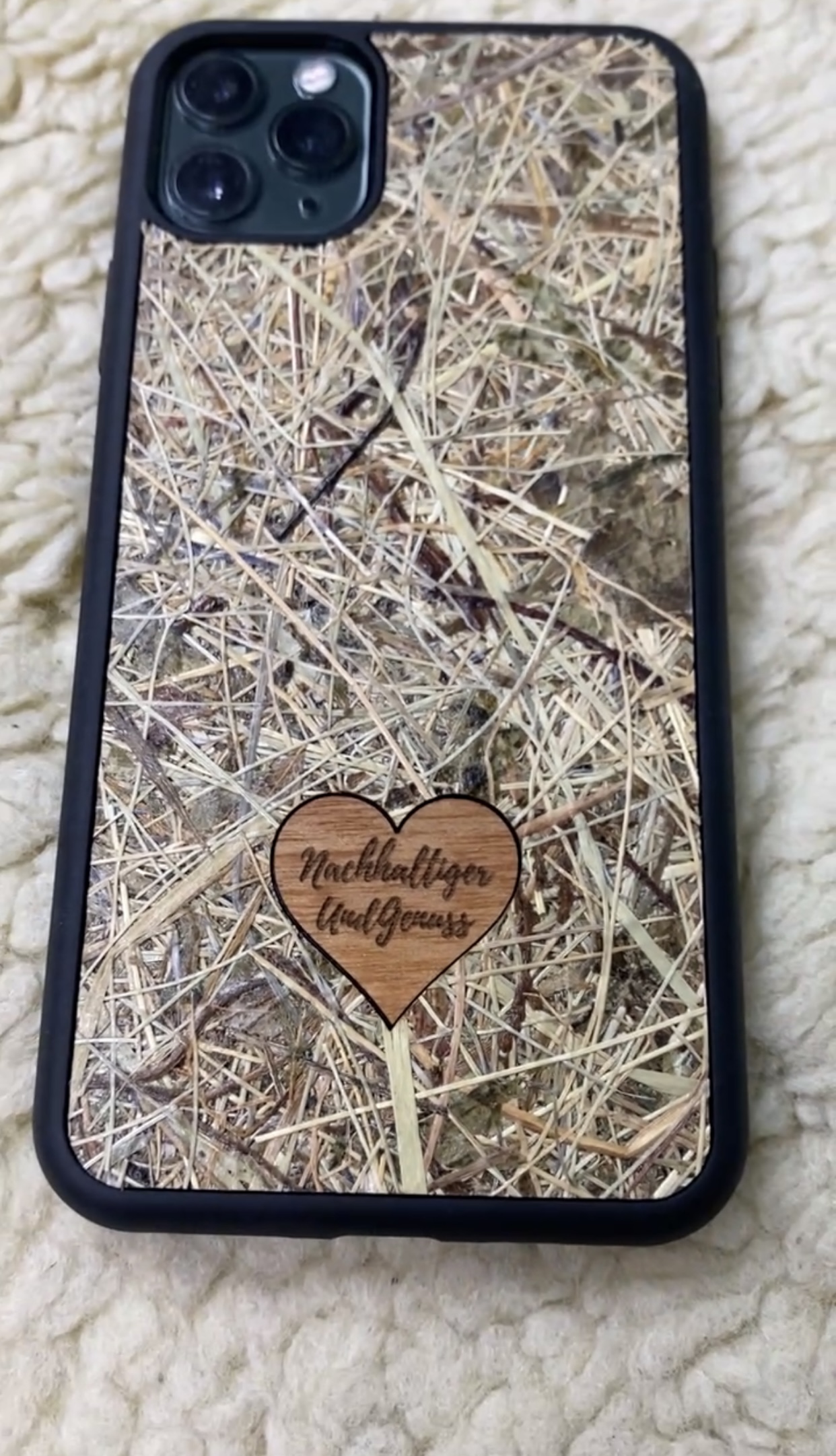 Nachhaltiger Lifestyle mit Handyhülle von MMore Cases aus Alpenheu mit persönlicher Gravur