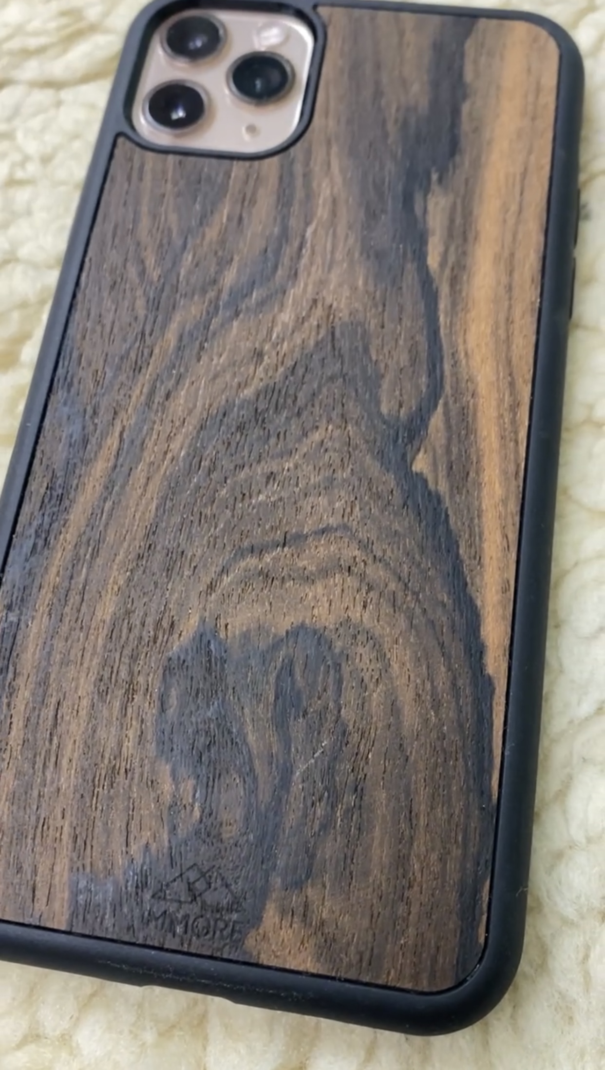 Nachhaltiges Handycase von MMore aus Holz aus zertifiziertem Holz