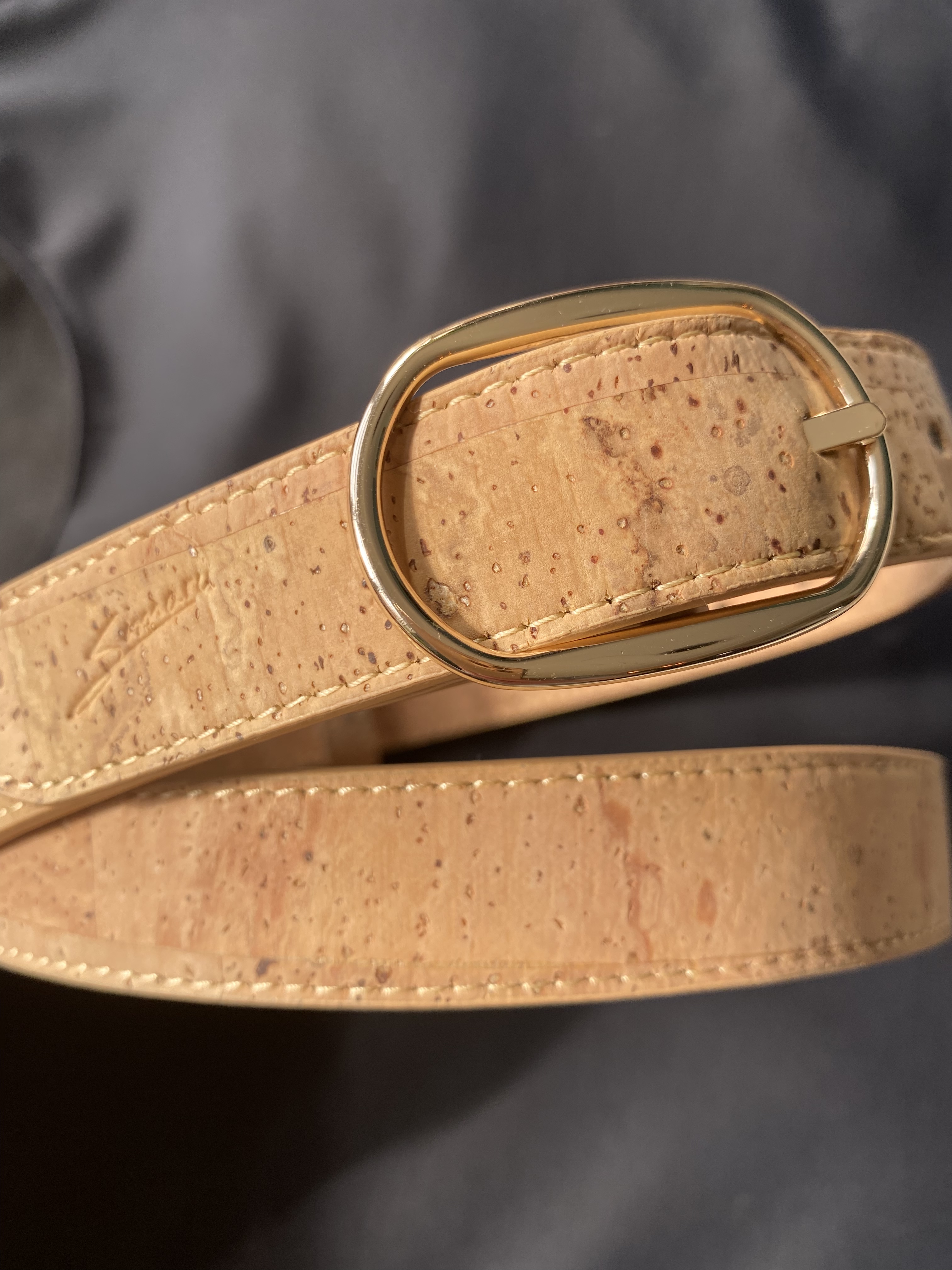 Nachhaltiger Korkgürtel von Simaru mit goldener Schnalle
