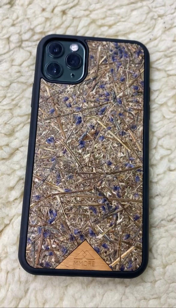 Nachhaltiges Handycase von MMore mit Lavendelblüten