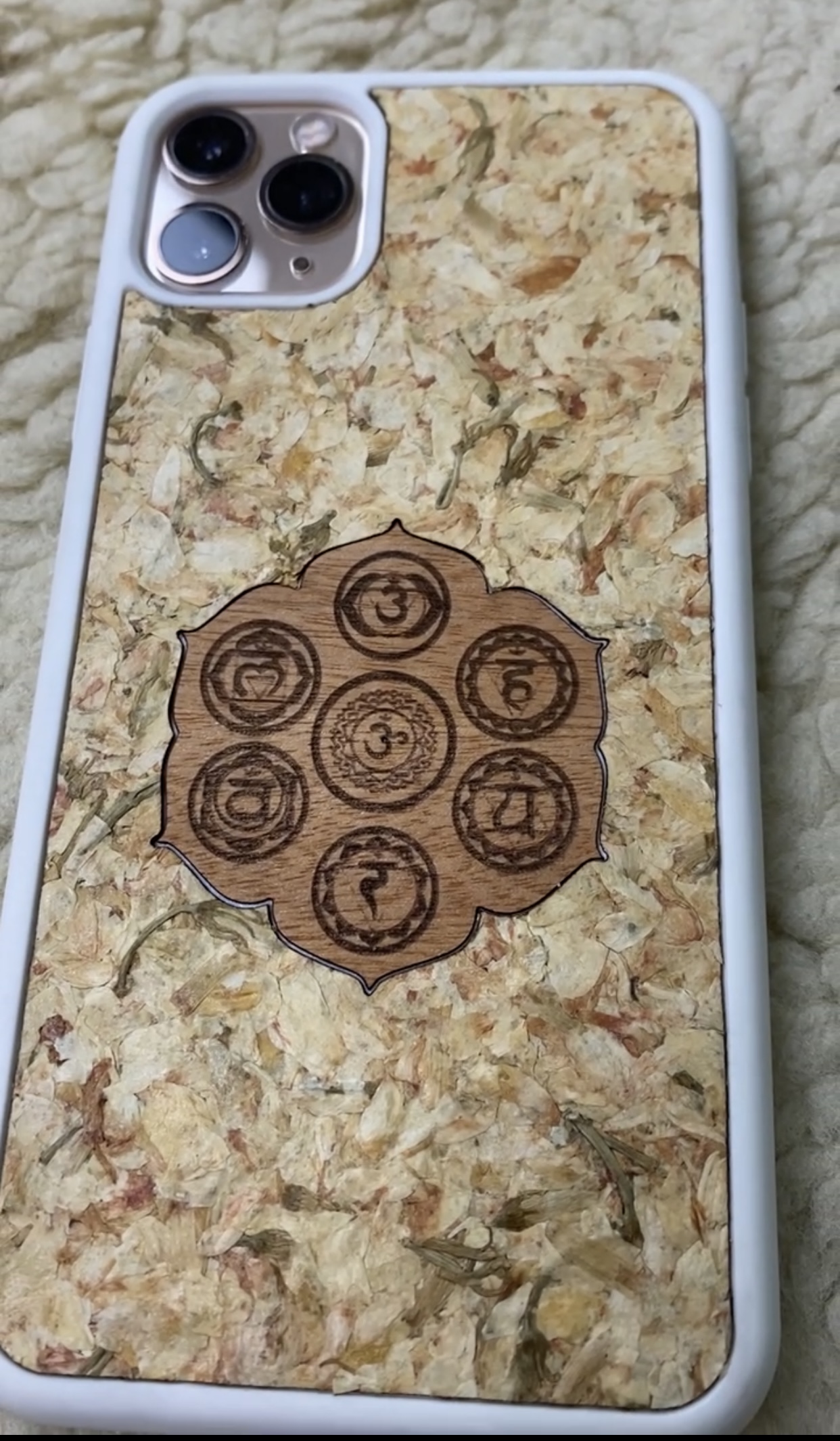 Handyhülle von MMore mit Chakren und Jasminblüten