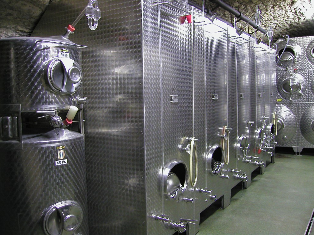 Weinkeller mit Edelstahltanks vom Weingut Rainer Sauer, Blog nachhaltigerundgenuss.com