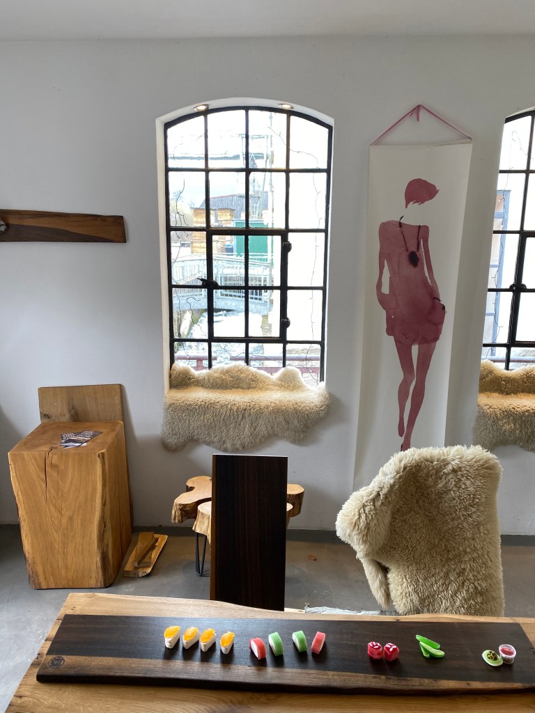 Das Rote Haus von Hugo Kämpf über dem Flusslauf in Thüngen, präsentiert auf nachhaltigerundgenuss.com