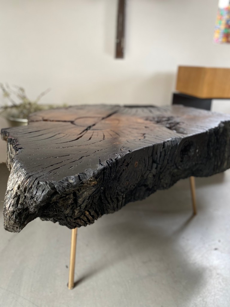 Nachhaltiger Coffeetable von Hugo Kämpf aus jahrhunderteralter Mooreiche, Blogbeitrag von nachhaltigerundgenuss.com