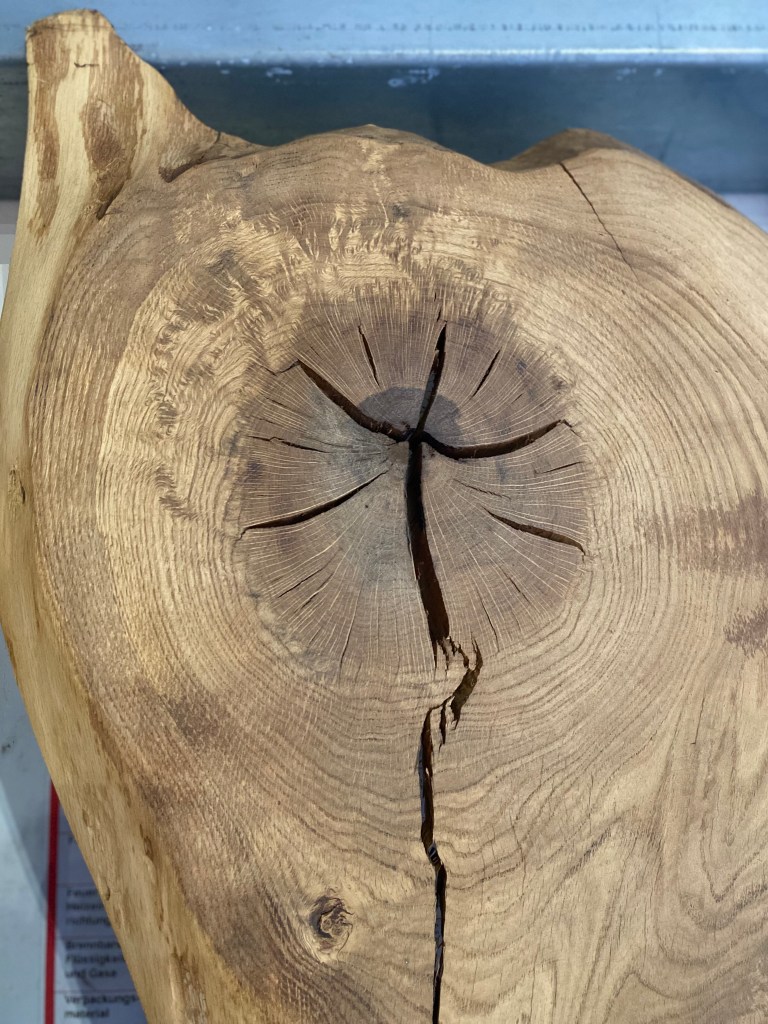 Tolle, einmalige Tischplatten von Hugo Kämpf im Blogbeitrag über nachhaltige Möbel von Anna-Lena Tacke