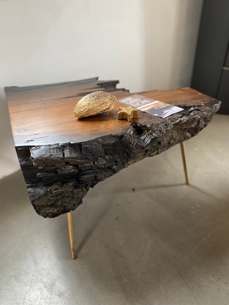 Nachhaltiger Coffeetable von Hugo Kämpf aus jahrhunderteralter Mooreiche, Blogbeitrag von nachhaltigerundgenuss.com