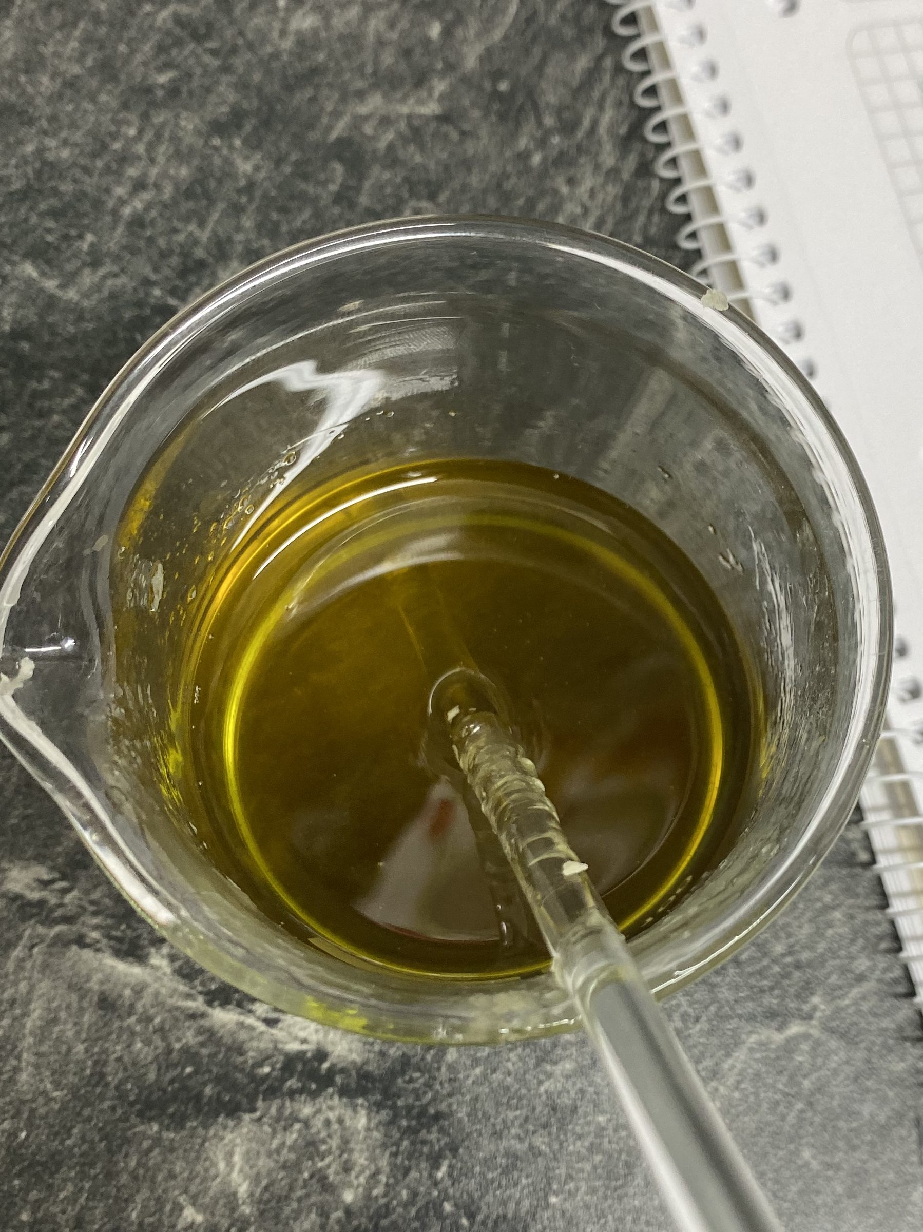 Geschmolzene Öle und Bienenwachs für selbstgemachte Erkältungssalbe