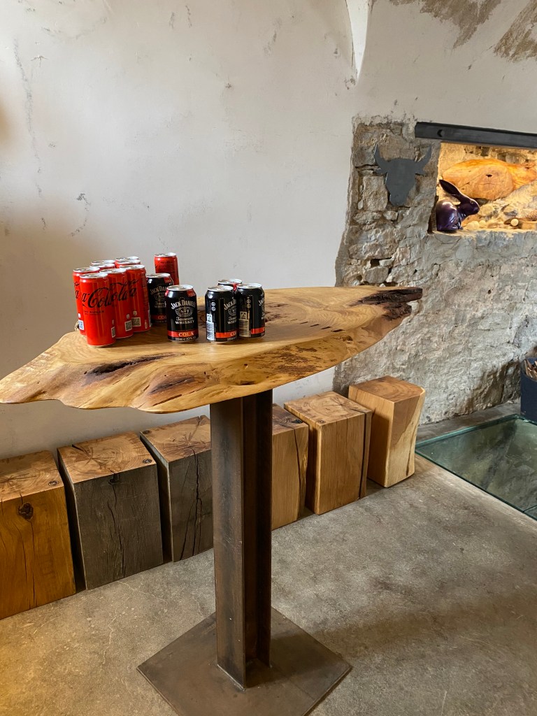 Stehtisch aus nachhaltiger Eiche von Hugo Kämpf im Blogbeitrag nachhaltige Möbel von Anna-Lena Tacke