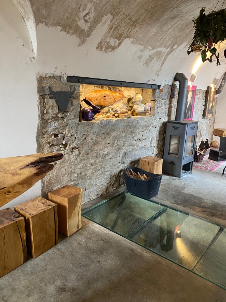 Die alte Turbine im Sägewerk von Hugo Kämpf super cool renoviert mit nachhaltigen Eichenmöbeln