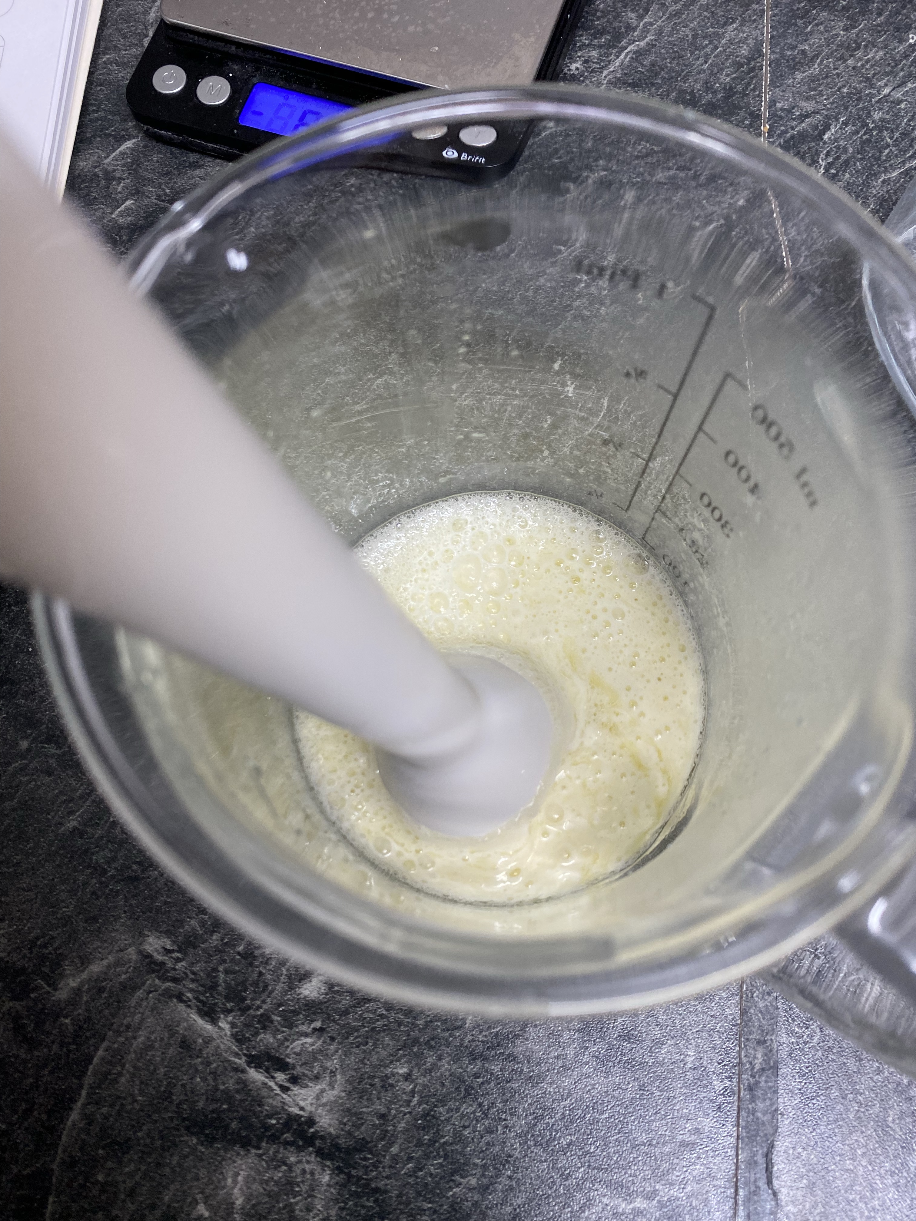 Fette, Hydrolat und Emulgator werden emulgiert um eine selbstgemachte Naturkosmetik Creme zu erhalten.