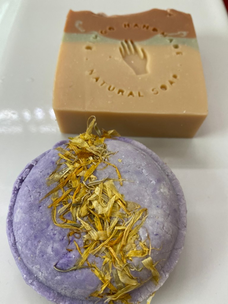 Nachhaltig im Bad, Shampoo Bar und Seife sind plastikfrei und mit hochwertigen Inhaltsstoffen