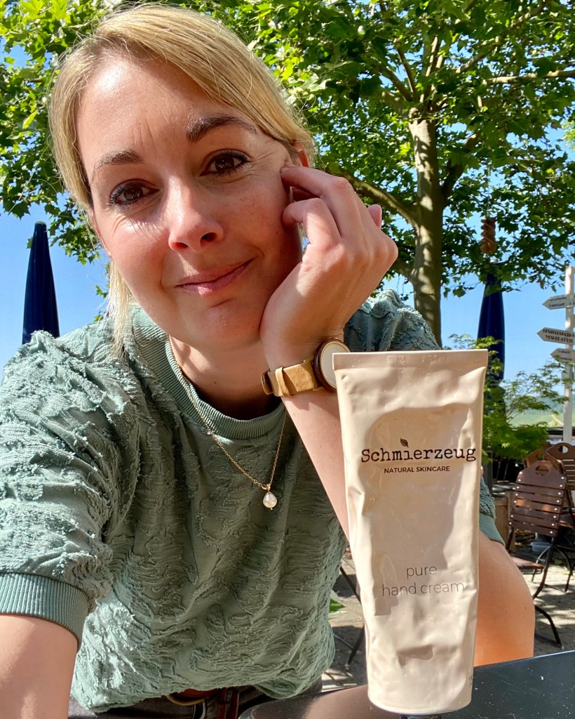 Anna-Lena Tacke präsentiert die nachhaltige Naturkosmetik Handcreme von Schmierzeug