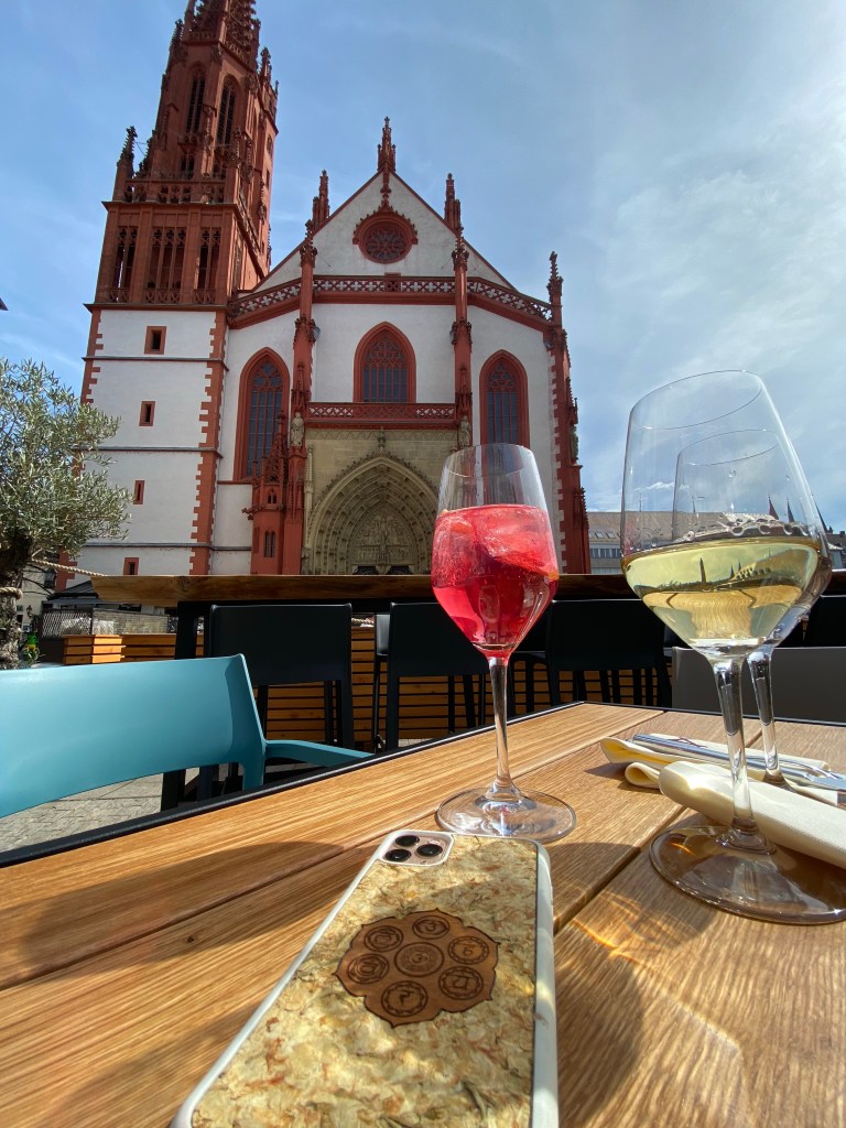 Nachhaltige Handyhüllen aus Jasminblüten sehen toll bei Aperitif aus.