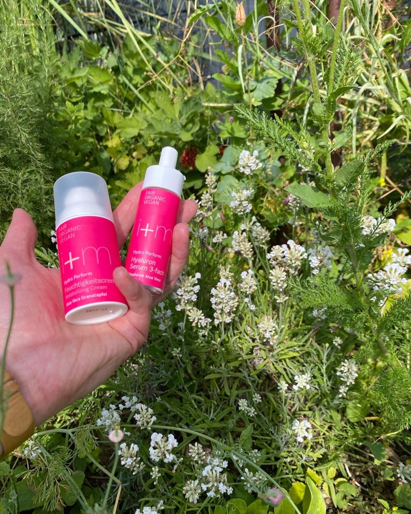 Hyaluron in der Hautpflege glättet Fältchen und lässt die Haut praller wirken