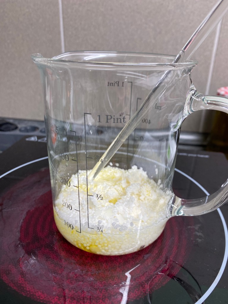 Aufschmelzen der Fette für selbstgemachte Shampoo Bars, mit natürlichen Inhaltsstoffen und plastikfrei für einen nachhaltigen Lebensstil