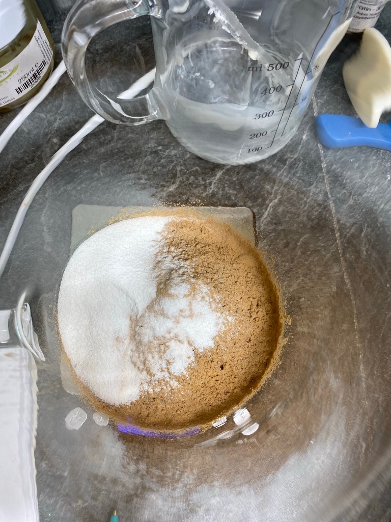 Abwiegen der trockenen Zutaten wie Heilerde, Tenside und Kokosnusspulver für selbstgemachte Shampoobars