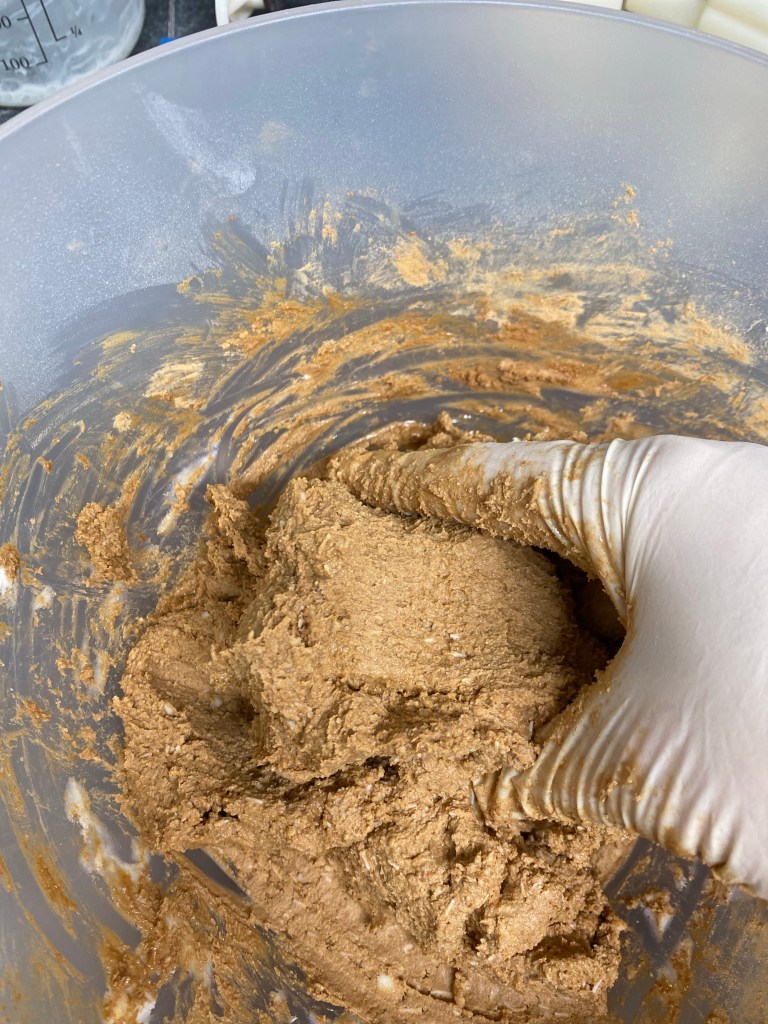 Die Zutaten für selbstgemachte Shampoo Bars werden vermengt bis es eine matschige Konsistenz ergibt