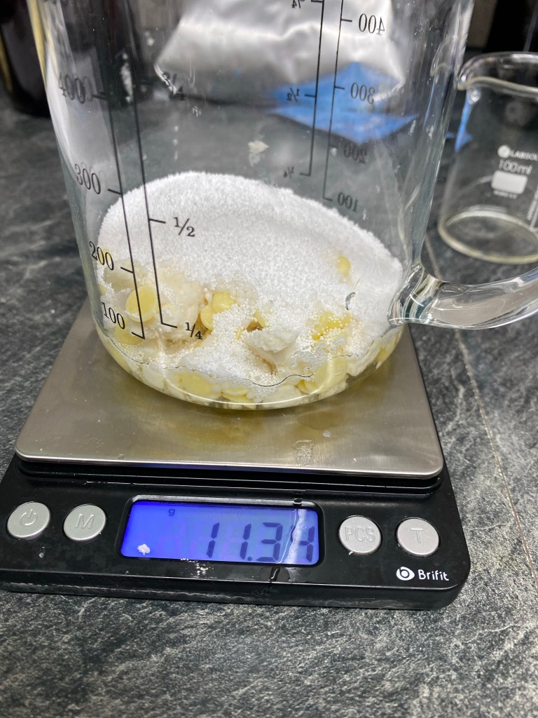 Abwiegen der Fette und Öle und Fettalkohole für selbstgemacht Shampoobars, nachhaltige und plastikfreie Alternative zu herkömmlichen Shampoo