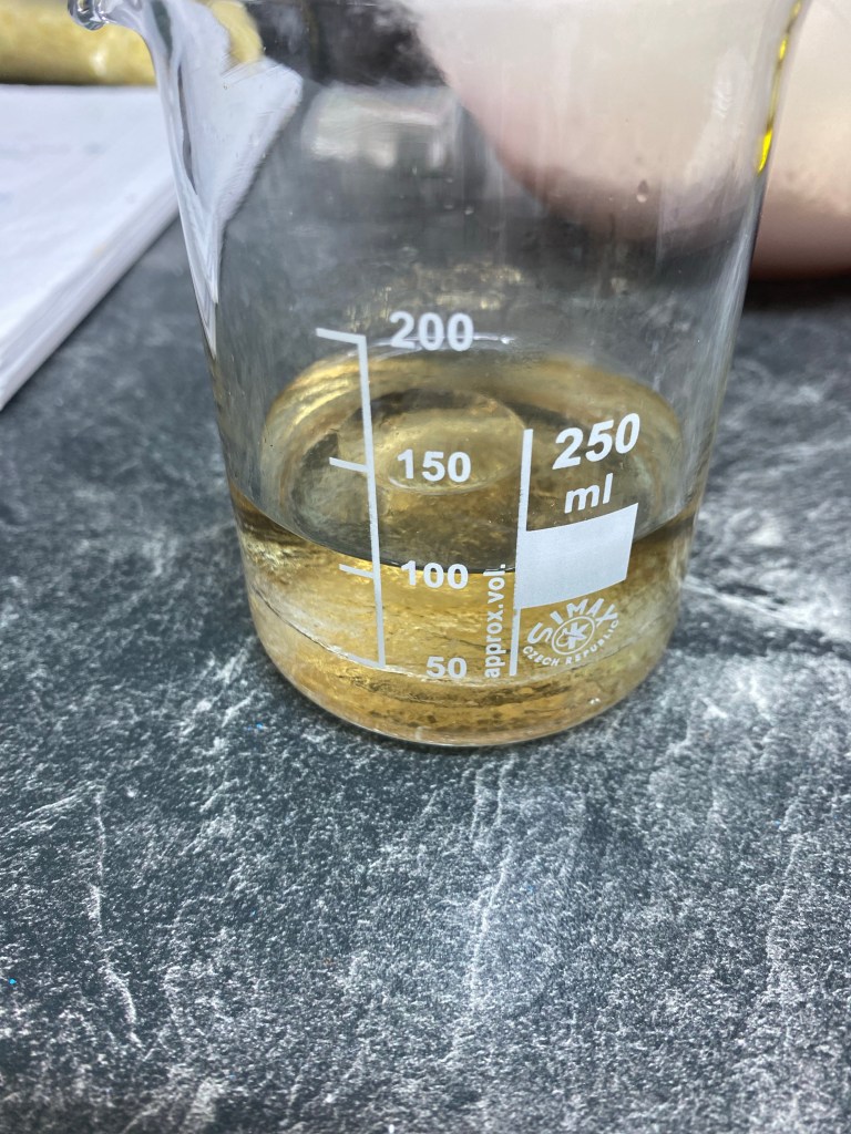 Abwiegen der Wirkstoffe für diy Shampoo Bars. Eine nachhaltige Alternative zu herkömmlichen Shampoo